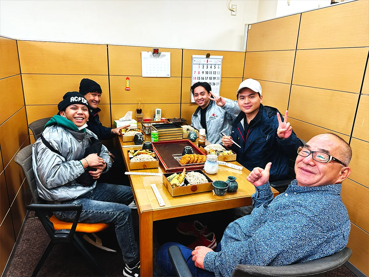 軽鉄ボード工事の作業風景